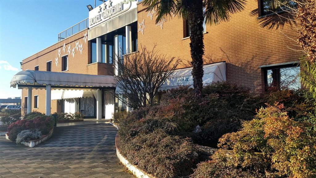Hotel Gardenia Cermenate エクステリア 写真